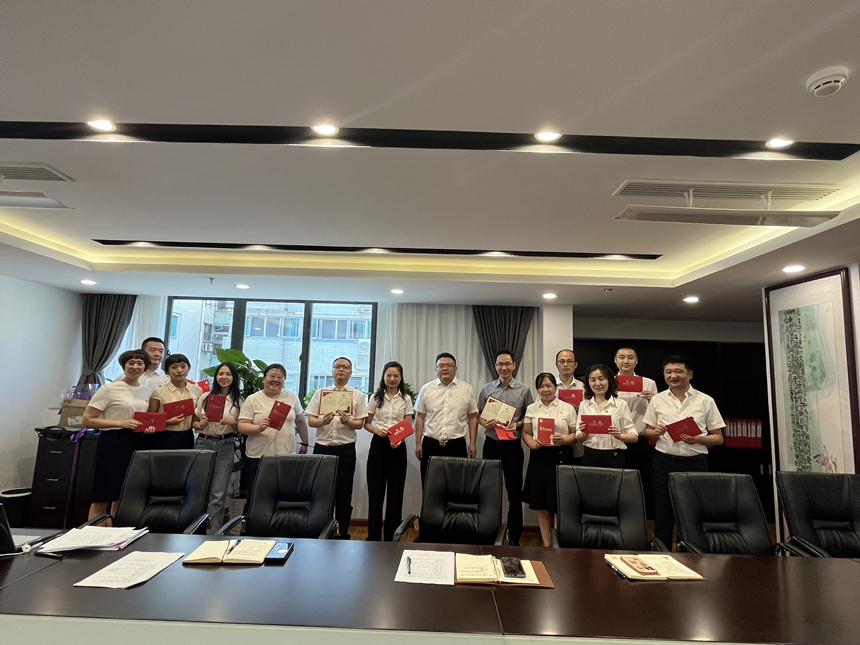 為13名黨員過政治生日 為13名黨員過政治生日